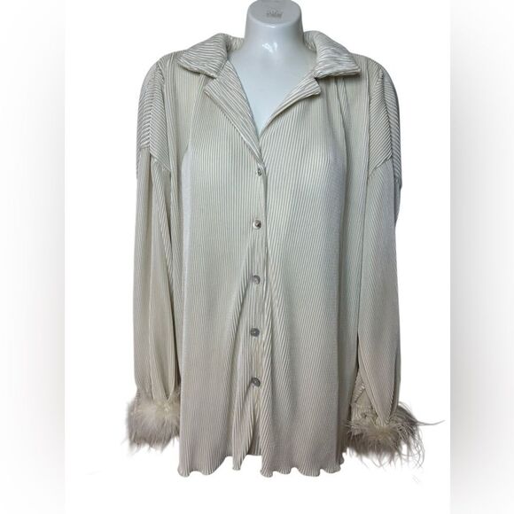 Waverles Ribbed Pleated Feather Cuff Button Down Top - Picture 4 of 10